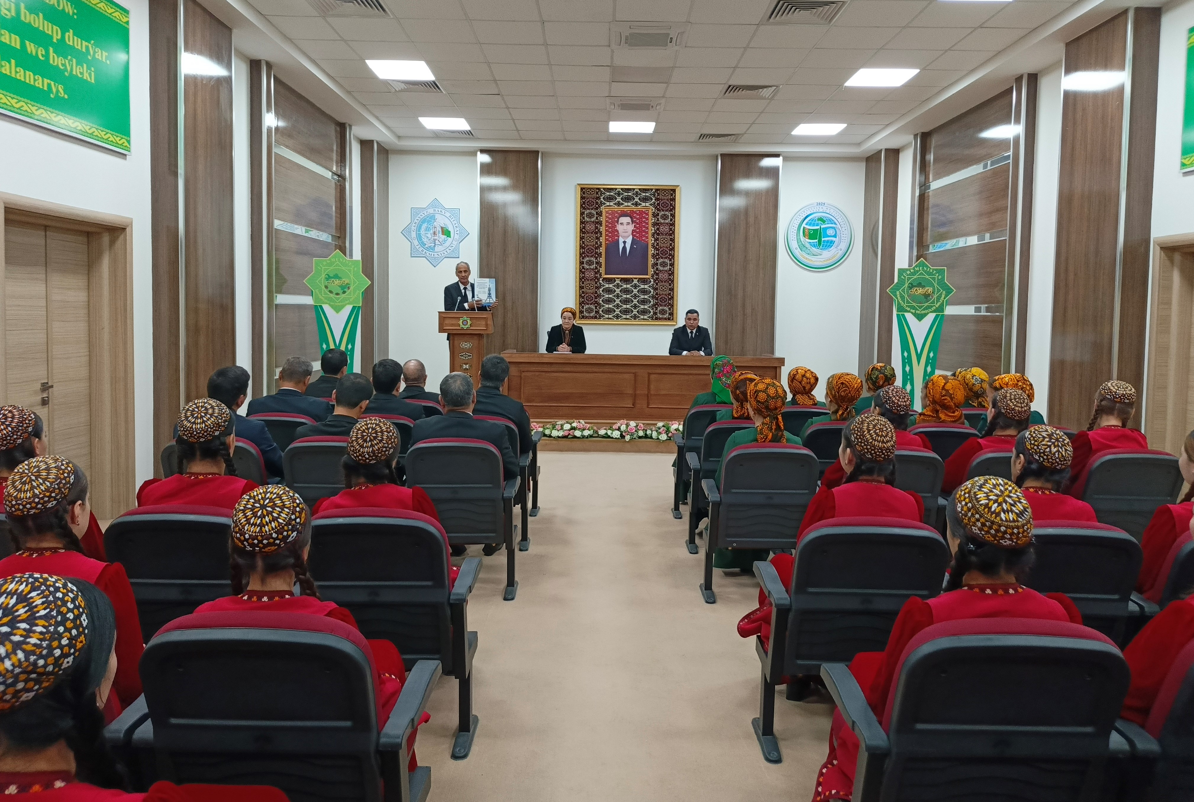 TÜRKMENISTANYŇ PREZIDENTINIŇ “TÜRKMENISTANYŇ BITARAPLYGY – PARAHATÇYLYGYŇ WE YNANYŞMAGYŇ AÝDYŇ ÝOLY” ATLY KITABYNYŇ TANYŞDYRYLYŞ DABARASY